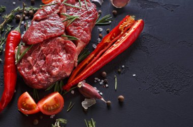 Kaburga eti, baharat ve sebzeler siyah arka plan