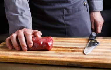 Şef kesme fileto mignon adlı restoran mutfak ahşap tahta üzerinde