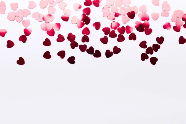 Красные бумажные сердца на белом фоне — стоковое фото