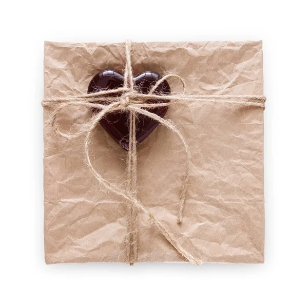 San Valentín regalo hecho a mano papel viejo con corazón rojo aislado sobre fondo blanco —  Fotos de Stock