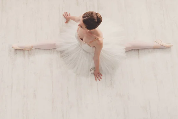 Bailarina elegante estiramiento, fondo de ballet —  Fotos de Stock