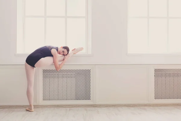 Schlanke und anmutige Ballerina beim Stretching-Kurs — Stockfoto