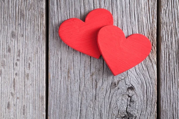 Fondo de San Valentín con corazones hechos a mano en madera rústica — Foto de Stock