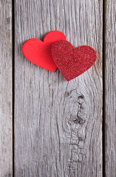 Valentinshintergrund mit handgemachten Glitzerherzen auf rustikalem Holz — Stockfoto