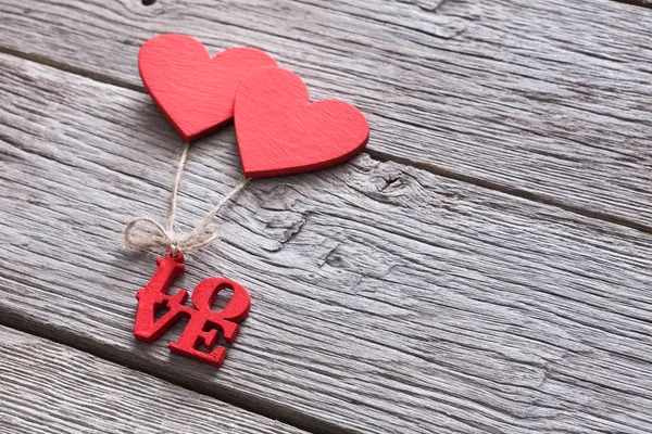 Fundo dos namorados com corações vermelhos artesanais em madeira rústica — Fotografia de Stock