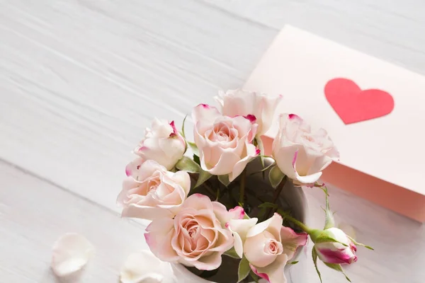Bouquet de fleurs roses et carte de vœux faite main sur bois rustique blanc — Photo