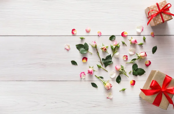 Valentine Hintergrund mit rosa Rose Blumen Herz und Geschenkboxen mit Kopierraum auf weißem rustikalem Holz — Stockfoto