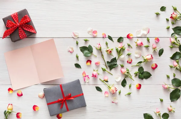 Валентинний фон з рожевими трояндами квіти серце, картон з копією простору, подарункові коробки на білому сільському дереві — стокове фото