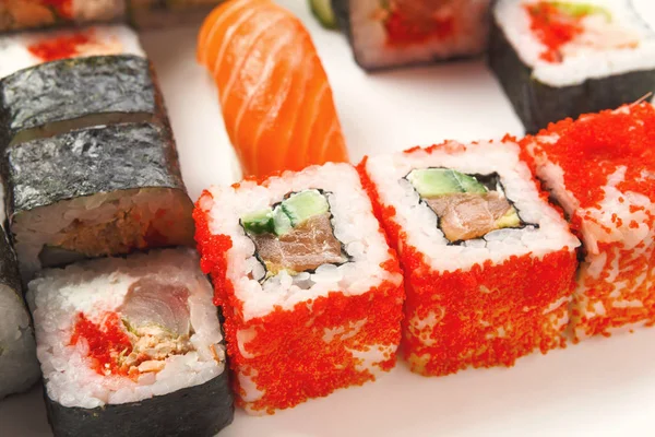 Set de sushi, maki y rollos aislados sobre fondo blanco —  Fotos de Stock