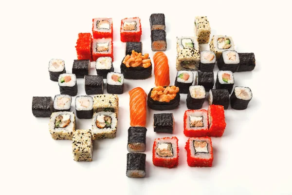 Set de sushi, maki y rollos aislados sobre fondo blanco — Foto de Stock