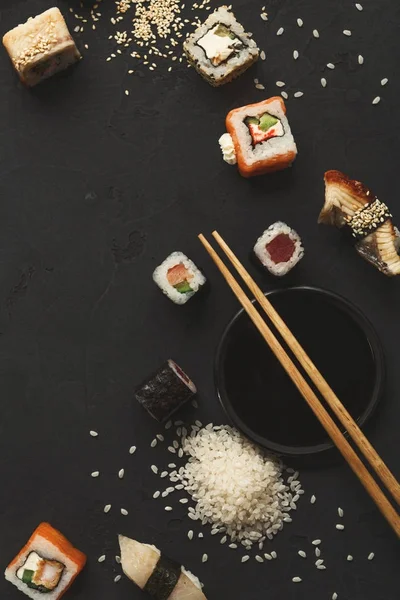 Sushi a rohlíky pozadí, kopie místo na černou, horní pohled. — Stock fotografie