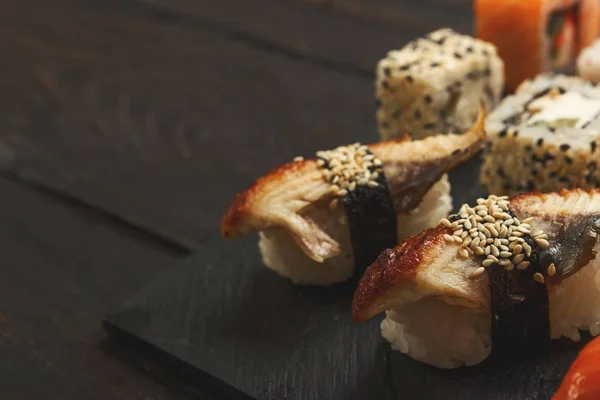 Sushi, Maki und Brötchen Hintergrund — Stockfoto