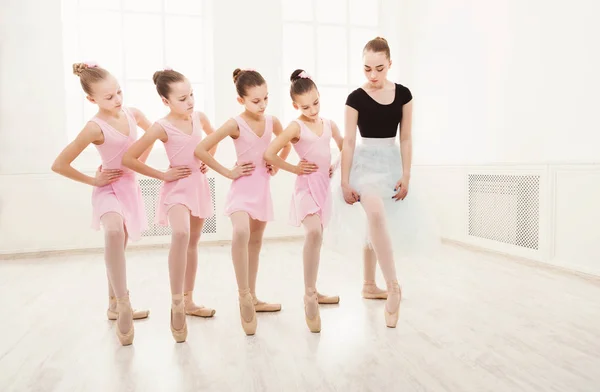 댄스 수업 중 그녀의 학생을 돕는 선생님 — 스톡 사진