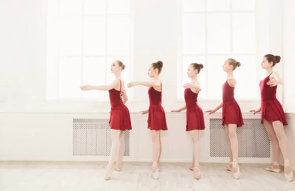 Chicas jóvenes bailando ballet en estudio —  Fotos de Stock