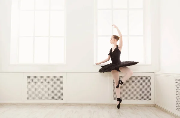 Mooie sierlijke ballerina in zwarte zwaan jurk — Stockfoto