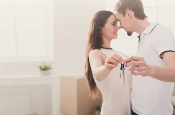 Casal feliz segurando chaves de sua nova casa — Fotografia de Stock