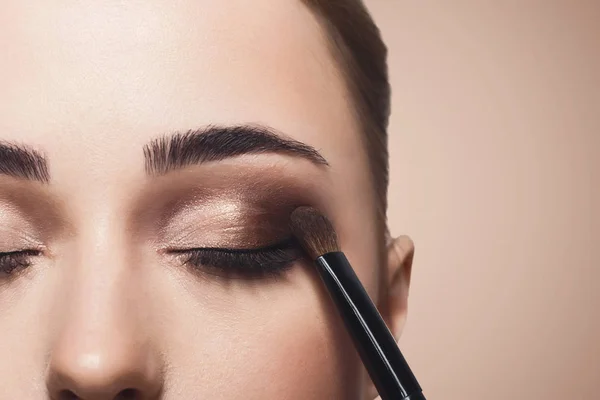 Maquillaje artista aplicar sombra de ojos con pincel, belleza — Foto de Stock