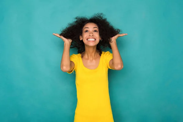 Giovane donna afro-americana sorridente con le braccia fuori — Foto Stock