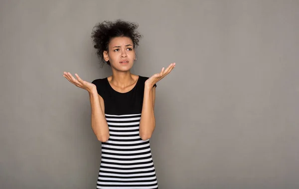 Scioccato ragazza con le braccia in aria in piena incredulità — Foto Stock