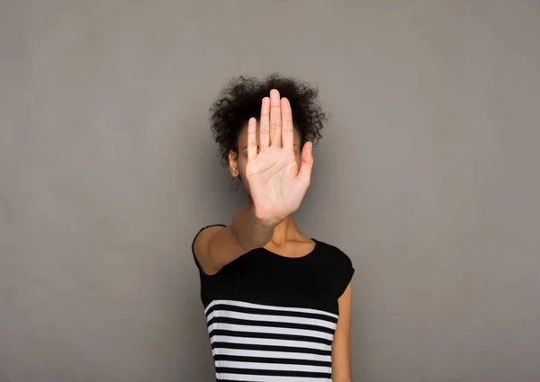 Genç kadın palm ile yüzünü kaplayan — Stok fotoğraf