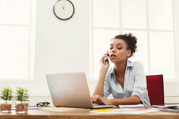 Geconcentreerde zakenvrouw op werk praten over telefoon — Stockfoto