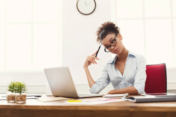 Mulher de negócios trabalhando no laptop no escritório — Fotografia de Stock