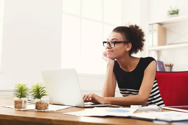 Donna d'affari felice che lavora a computer portatile a ufficio — Foto Stock