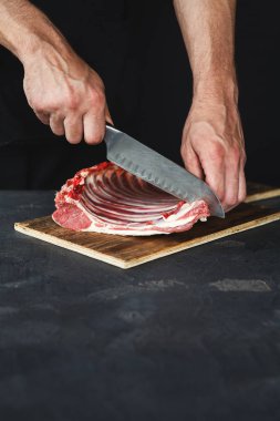 Şef kesme rack kuzu mutfak ahşap tahta üzerinde