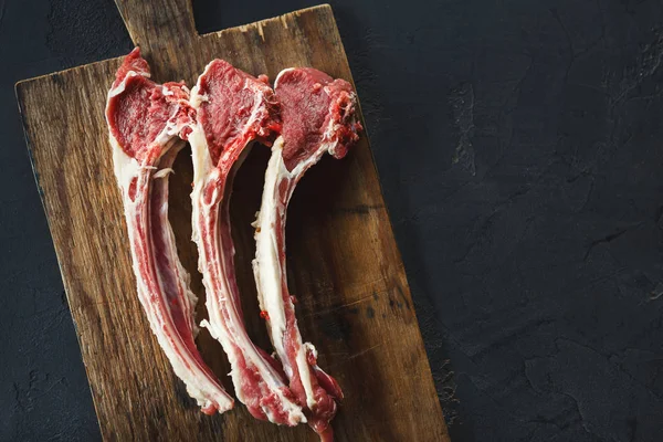 RAW kuzu raf ahşap tahta kesmek.