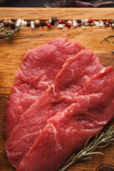 Rauw rundvlees filet mignon steaks op een houten bord — Stockfoto