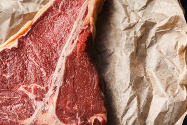 Zanaat yetkin koyu arka plan üzerinde ham t-bone biftek