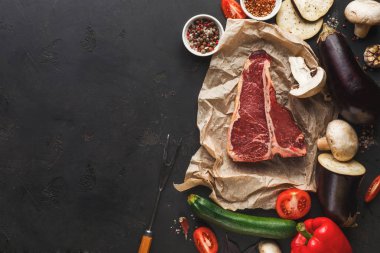 Zanaat yetkin koyu arka plan üzerinde ham t-bone biftek