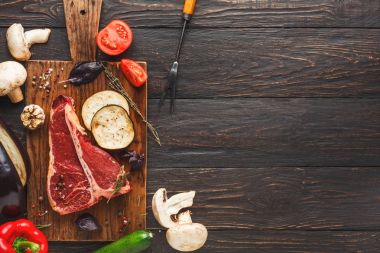 Ahşap tahta üzerinde ham t-bone biftek