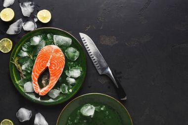 Yeşil plaka koyu arka plan, taze somon