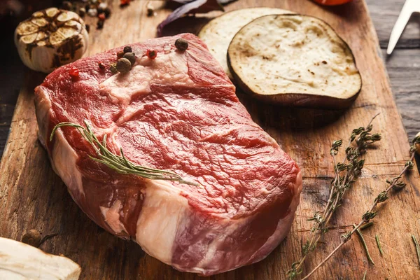 Filé de carne crua mignon bifes em tábua de madeira — Fotografia de Stock