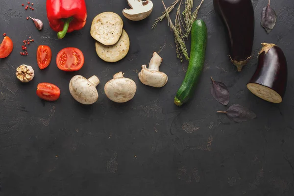 Λαχανικά σε σκούρο φόντο το top view αντίγραφο χώρου — Φωτογραφία Αρχείου