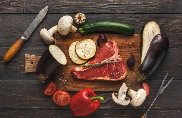 Ahşap tahta üzerinde ham t-bone biftek