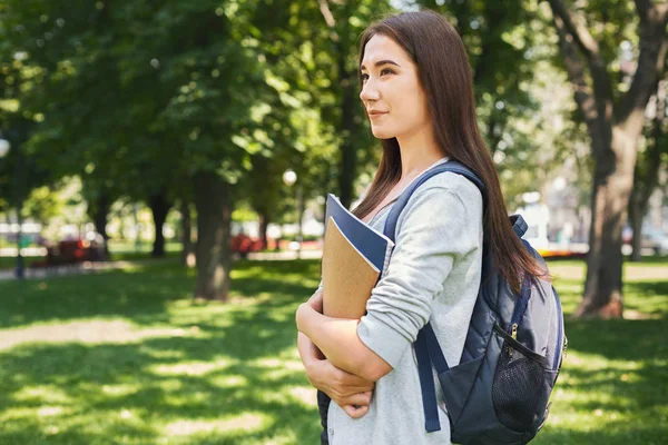 Schülerin mit Büchern im Park — Stockfoto