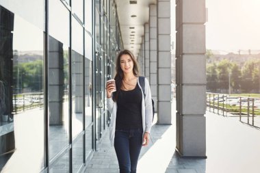 Sırt çantası ve kahve ile güzel öğrenci kız