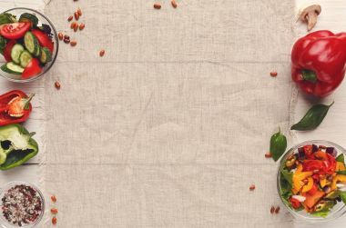 Beyaz ahşap masa, üstten görünüm üzerinde çeşitli salatası kaseler