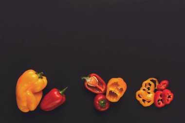 Siyah yalıtılmış zemin üzerine bütün ve kesim biber