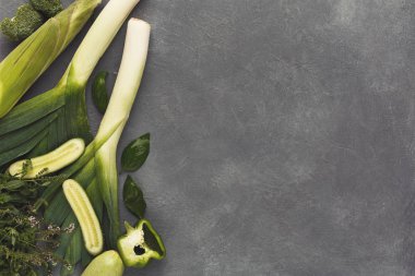 Sınır gri arka plan üzerinde çeşitli yeşil sebze