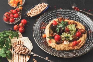 Humus sebze ve siyah arka plan üzerine deniz ürünleri ile