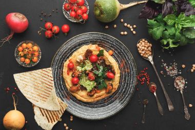 Humus sebze ve siyah arka plan üzerine deniz ürünleri ile