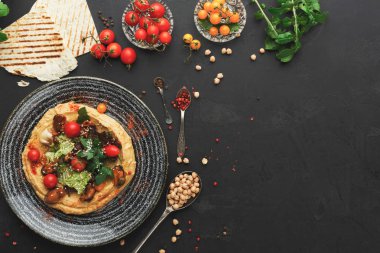 Humus sebze ve siyah arka plan üzerine deniz ürünleri ile