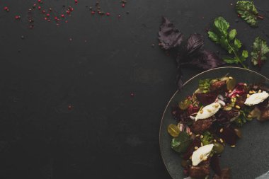 Pancar ve peynir Restaurant'ta sunulan sıcak salata