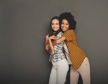 İki kız arkadaşım studio geçmiş vasıl having fun