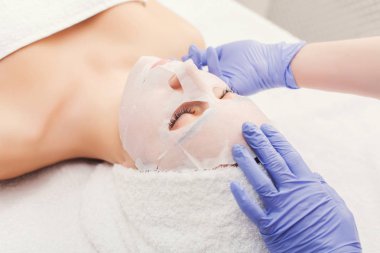 Kadın yüz maskesi Şevval Özçelik Güzellik Spa tarafından alır