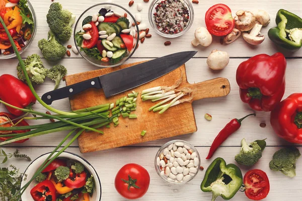 Divers bols à salade sur table en bois blanc, vue sur le dessus — Photo