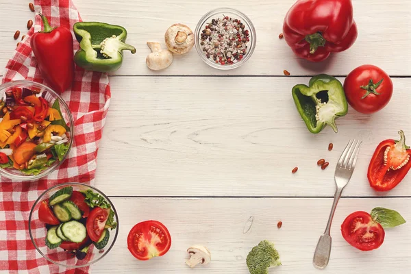 Várias tigelas de salada em mesa de madeira branca, vista superior — Fotografia de Stock